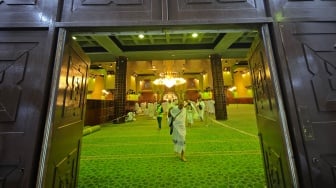 Jamaah umrah berjalan di dalam Masjid Aisyah, Makkah, Arab Saudi, Minggu (22/6/2025) dini hari. [ANTARA FOTO/Andika Wahyu/bar]