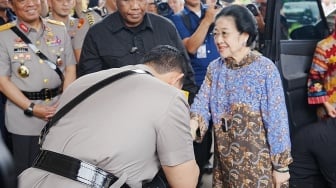 Kapolri Cium Tangan Megawati saat Bertemu di Acara HUT ke-100 Tahun Istri Jenderal Hoegeng