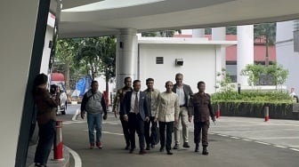 Nadiem Makarim Sambangi Kejagung, Senyum Misterius di Tengah Kasus Korupsi Chromebook
