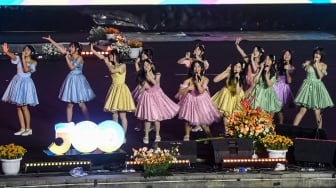 Grup musik JKT48 tampil pada acara malam puncak HUT ke-498 Jakarta di Lapangan Banteng, Jakarta, Minggu (22/6/2025). [ANTARA FOTO/Muhammad Adimaja/bar]