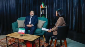 Duta Besar Iran untuk Indonesia, Mohammad Boroujerdi saat melakukan sesi wawancara dengan Redaksi Suara.com di Jakarta, Senin (23/6/2025). [Suara.com/Alfian Winanto]