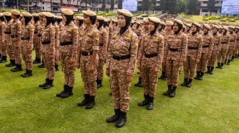 Sejumlah Praja Putri berbaris mengikuti Apel Manggala penyambutan kepala daerah peserta retret gelombang kedua di kampus IPDN Jatinangor, Sumedang, Jawa Barat, Minggu (22/6/2025). [ANTARA FOTO/Novrian Arbi/bar]