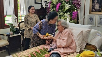Di Usia 100 Tahun, Istri Jenderal Hoegeng Dihadiahi Selimut oleh Megawati, Kapolri Ikut Menyambut