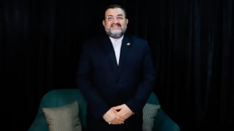 Duta Besar Iran untuk Indonesia, Mohammad Boroujerdi saat melakukan sesi wawancara dengan Redaksi Suara.com di Jakarta, Senin (23/6/2025). [Suara.com/Alfian Winanto]