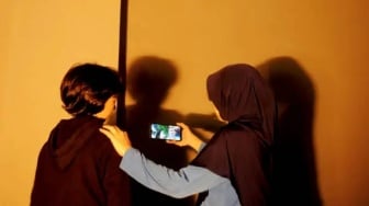 Di Balik Gemerlap Ekspektasi: Mencari Makna di Tengah Tekanan Hidup Modern