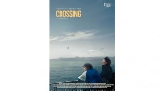 Review Film Crossing: Istanbul dan Luka yang Mengendap