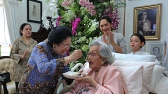 Hadiri HUT ke-100 Istri Mantan Kapolri Jenderal Hoegeng, Megawati Terharu Kenang Momen Ini
