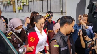 Nikita Mirzani Diborgol Hadiri Sidang Kasus Pemerasan, Dapat Sambutan Meriah di Pengadilan