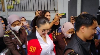 Sidang Pemerasan Nikita Mirzani: Mail Syahputra Tenang, Nikita Lambaikan Tangan dari Borgol!