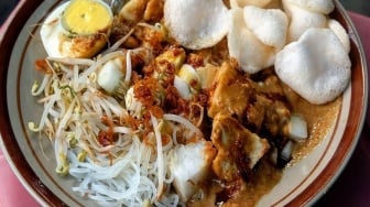 Sepiring Ketoprak dan Segenggam Rindu: Kisah Cinta dari Dapur Ibu