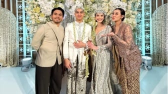 Jenguk Anak Aaliyah Massaid Usai Nikah, Cara Alyssa Daguise Gendong Baby Arash Tuai Sorotan