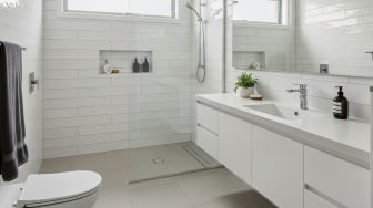 4 Warna Kamar Mandi Kecil yang Bikin Ruangan Terlihat Luas, Rumah Tipe 36 Wajib Coba!