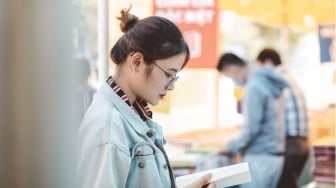 Jangan Malu Baca Buku di Tempat Umum: Normalisasi Membaca di Ruang Publik