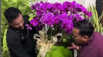 Kado Bunga Anggrek Ungu dan Bukti Keagungan Jokowi dari Prabowo Subianto?