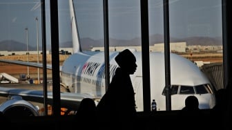 Seorang haji asal Nigeria antre memasuki pesawat di King Abdulaziz International Airport, Jeddah, Arab Saudi, Senin (23/6/2025). [ANTARA FOTO/Andika Wahyu/tom]