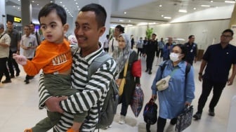 Sejumlah Warga Negara Indonesia (WNI) berjalan keluar terminal setibanya dari Iran di Terminal 3 Bandara Soekarno Hatta, Selasa (24/6/2025). [ANTARA FOTO/Muhammad Iqbal/bar]
