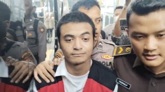 Tiba di Pengadilan Buat Jalani Sidang Perdana, Vadel Badjideh Langsung Disambut Keluarga