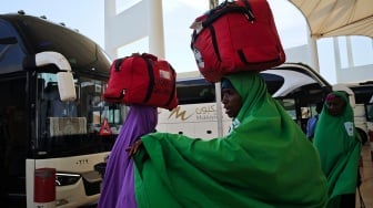 Jamaah haji asal Nigeria menyunggi tas saat berjalan menuju area lapor diri di King Abdulaziz International Airport, Jeddah, Arab Saudi, Senin (23/6/2025). [ANTARA FOTO/Andika Wahyu/tom]
