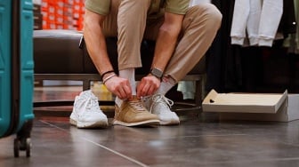 6 Top Sepatu Sneakers Pria Terbaik: Empuk dan Ringan, Harga Mulai Rp300 Ribuan