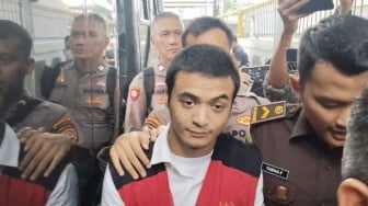 Momen Haru Ibu Elus Pipi Vadel Badjideh Jelang Sidang Perdana: Mama Ada di Sini Ya, Dik