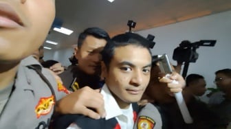 Vadel Badjideh Senyum Jalani Sidang Perdana Kasus Asusila: Gak Deg-degan