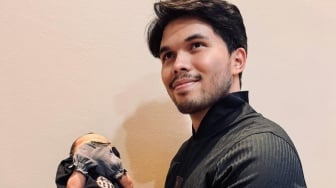 Aksi Thariq Ganti Popok Baby Arash di Toilet Pesawat Bikin Meleleh, Banjir Pujian Setinggi Langit