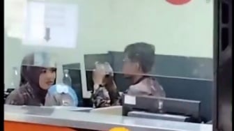 Viral Pegawai di Loket Asyik Nge-Game saat Antrean Warga Membludak: Push Rank Dulu Lah!
