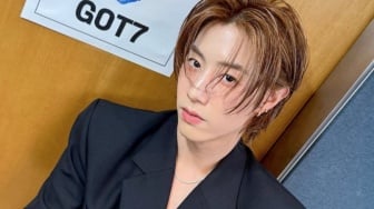 Kaos hingga Blazer, Ini 4 Ide OOTD ala Mark Tuan GOT7 yang Bikin Keren di Semua Momen
