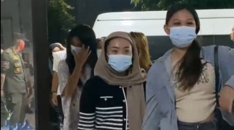Drama Penggerebekan Prostitusi Online di Cibinong: Kekasih Tolak Pasangannya Diamankan