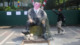 Warga yang tergabung dalam Koalisi Masyarakat Sipil saat menggekar aksi di depan Gedung Kementerian Kebudayaan, Jakarta, Kamis (26/6/2025). [Suara.com/Alfian Winanto]
