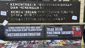 Demo Fadli Zon, "Kepala Babi" dan Dokumen Pelanggaran HAM Soeharto Dibawa Demonstran