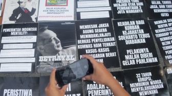 Warga yang tergabung dalam Koalisi Masyarakat Sipil saat menggekar aksi di depan Gedung Kementerian Kebudayaan, Jakarta, Kamis (26/6/2025). [Suara.com/Alfian Winanto]
