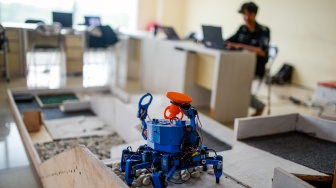 Mahasiswa dari tim Untirta Robotic Club melakukan uji coba robot penyelamat atau Search and Rescue (SAR) yang diberi nama Tirtapod di Fakultas Teknik Universitas Sultan Ageng Tirtayasa, Kota Cilegon, Banten, Rabu (25/6/2025). [ANTARA FOTO/Muhammad Bagus Khoirunas/agr]