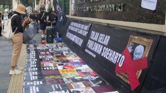 Warga yang tergabung dalam Koalisi Masyarakat Sipil saat menggekar aksi di depan Gedung Kementerian Kebudayaan, Jakarta, Kamis (26/6/2025). [Suara.com/Alfian Winanto]
