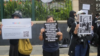 Warga yang tergabung dalam Koalisi Masyarakat Sipil saat menggekar aksi di depan Gedung Kementerian Kebudayaan, Jakarta, Kamis (26/6/2025). [Suara.com/Alfian Winanto]
