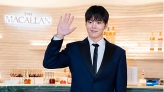 Tampil Trendi dengan 3 Outfit ala Ryeoun: Simpel, Rapi, dan Memikat!