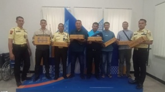 BRI Purwodadi dan Yayasan Donasi Insan Brilian Salurkan Bantuan Susu UHT untuk Anak Pekerja Dasar