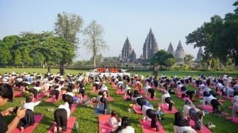 Masyarakat Urban Makin Sadar Hidup Sehat, Intip Keseruan International Yoga Day di Candi Prambanan