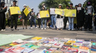 Warga yang tergabung dalam Koalisi Masyarakat Sipil saat menggekar aksi di depan Gedung Kementerian Kebudayaan, Jakarta, Kamis (26/6/2025). [Suara.com/Alfian Winanto]
