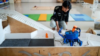 Mahasiswa dari tim Untirta Robotic Club mengamati uji coba robot penyelamat atau Search and Rescue (SAR) yang diberi nama Tirtapod di Fakultas Teknik Universitas Sultan Ageng Tirtayasa, Kota Cilegon, Banten, Rabu (25/6/2025). [ANTARA FOTO/Muhammad Bagus Khoirunas/agr]