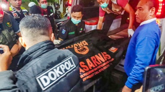 Sejumlah petugas medis menurunkan jenazah pendaki Gunung Rinjani berkewarganegaraan Brazil Juliana Marins saat tiba di Rumah Sakit Bhayangkara Polda NTB di Mataram, NTB, Rabu (25/6/2025). [ANTARA FOTO/Ahmad Subaidi/rwa]