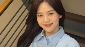 Fresh dan Feminin, Ini 4 Inspirasi Gaya Hangout dari Hyojung OH MY GIRL