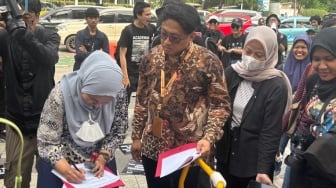 Massa Sindir Kementerian Kebudayaan Sibuk Cari Pulpen: Gimana Mau Nulis Sejarah Pulpen Aja Gak Punya