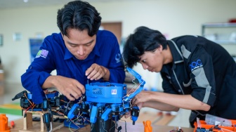 Mahasiswa dari tim Untirta Robotic Club melakukan pemasangan robot penyelamat atau Search and Rescue (SAR) yang diberi nama Tirtapod di Fakultas Teknik Universitas Sultan Ageng Tirtayasa, Kota Cilegon, Banten, Rabu (25/6/2025). [ANTARA FOTO/Muhammad Bagus Khoirunas/agr]