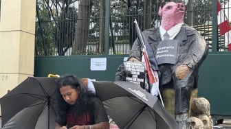 Aksi Boneka Babi di Kemendikbud: Protes Gelar Pahlawan Soeharto dan Pernyataan Fadli Zon Soal '98