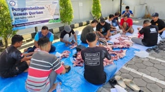 BRI Cepu Tebar Kebaikan: Salurkan Daging Kambing untuk Warga Sekitar
