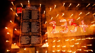 Peserta aksi membakar lilin saat peringatan 1.000 hari Tragedi Kanjuruhan di depan Museum Polri, Jakarta, Jumat (27/6/2025). [Suara.com/Alfian Winanto]