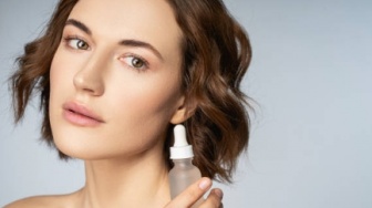 Serum atau Krim Wajah? Ini Cara Pakai yang Tepat untuk Usia 40+ agar Kulit Tetap Awet Muda