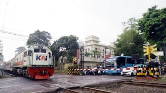 Simak Aturan Perlintasan Kereta Api untuk Menjaga Keselamatan di Musim Libur Sekolah
