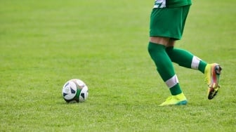 5 Sepatu Bola Lokal Terbaik untuk Kaki Lebar Mulai Rp300 Ribuan